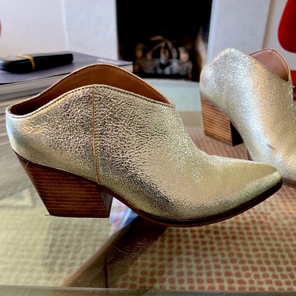SEYCHELLES GOLD “FANCY AFFAIR METALLIC PLATINUM” BOOTIES - SIZE 7